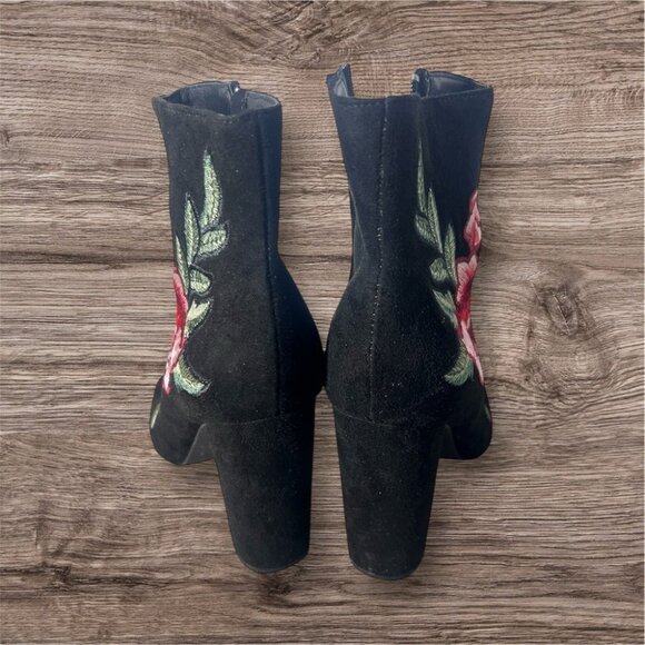 Wild Diva Black Suede Floral Embroidered Peep-Toe Heeled Boots Size 6 - Picture 2 of 5